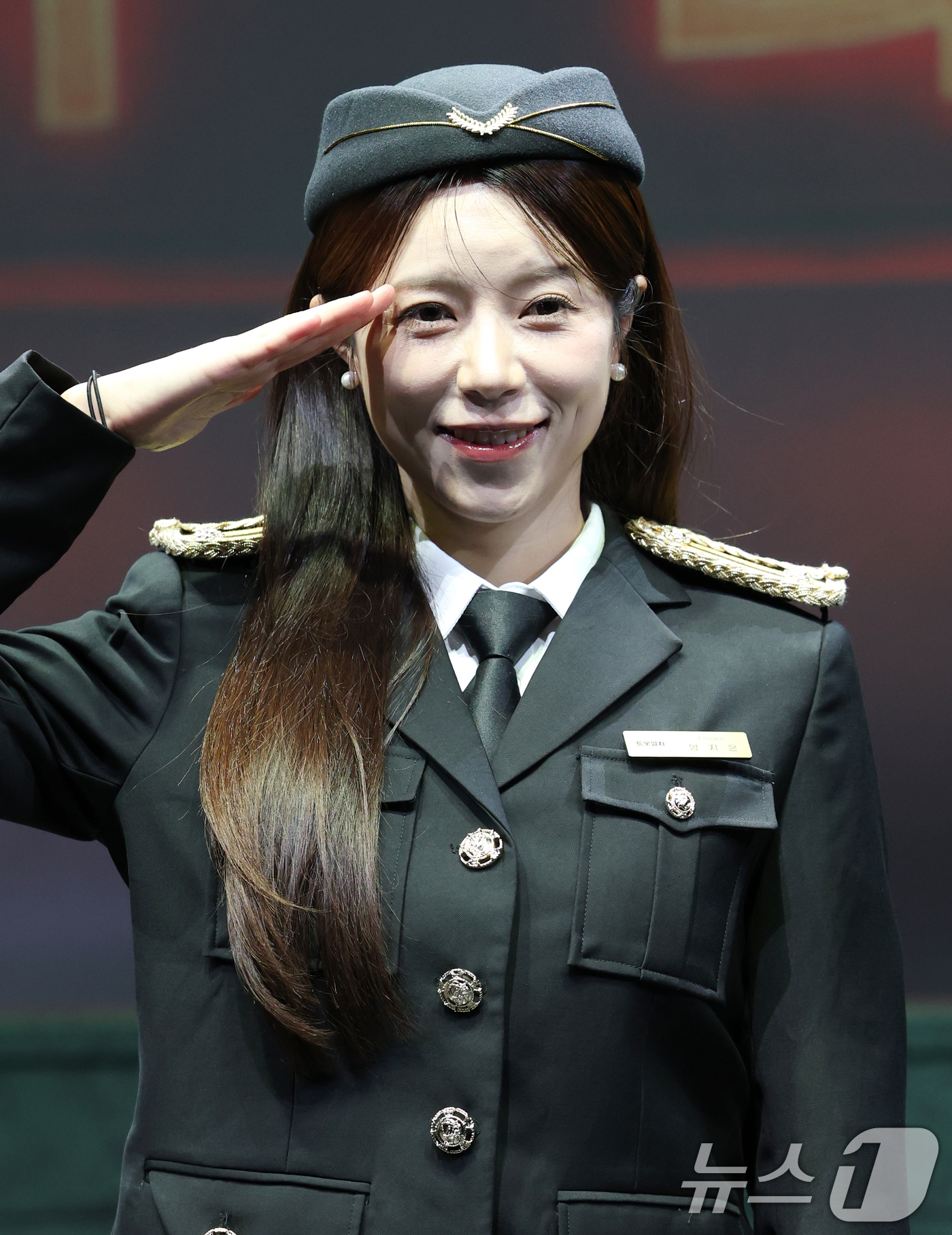 (서울=뉴스1) 권현진 기자 = 가수 양지은이 19일 오후 서울 종로구 CGV피카디리1958에서 열린 뮤직쇼 '트롯열차-피카디리역'의 프레스콜에서 포즈를 취하고 있다.'트롯열차-피 …