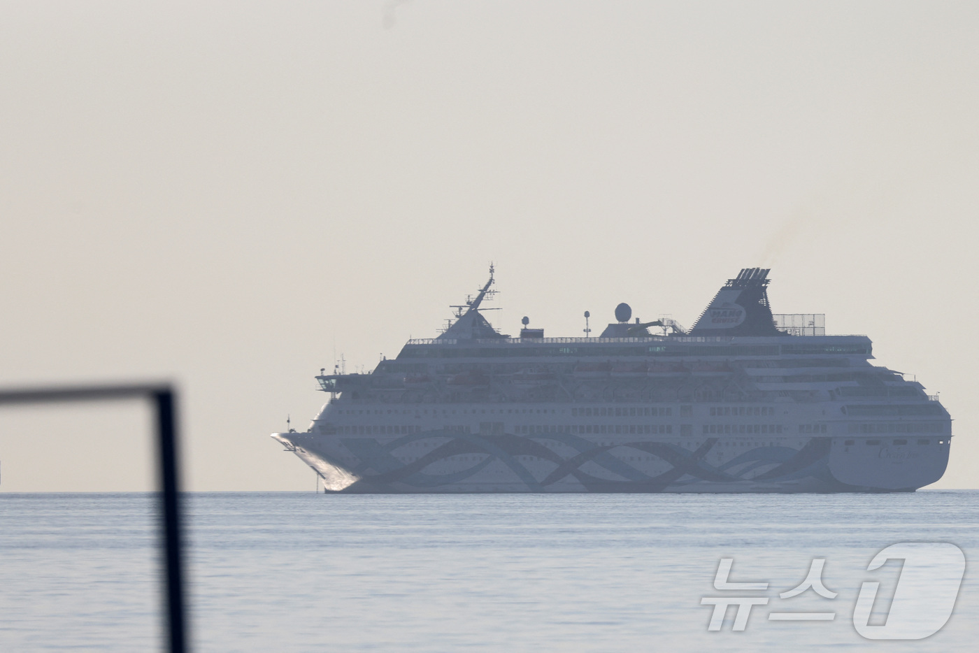 (리마솔 로이터=뉴스1) 권영미 기자 = 키프로스에서 이스라엘인의 출국을 지원하는 데 사용될 크루즈선인 크라운 아이리스호가 2025년 6월 19일 키프로스 리마솔 앞바다에 떠 있다 …