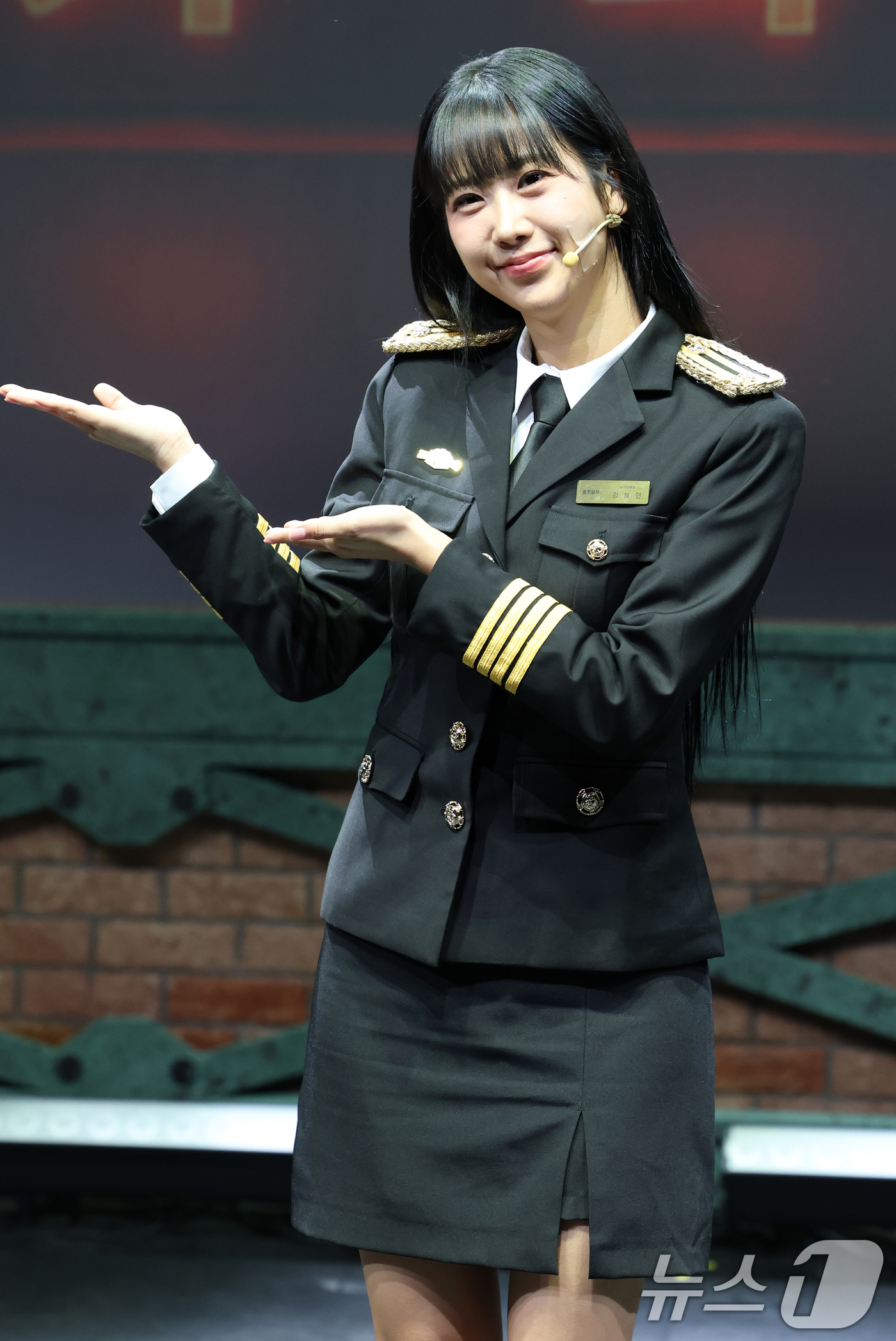 (서울=뉴스1) 권현진 기자 = 가수 강혜연이 19일 오후 서울 종로구 CGV피카디리1958에서 열린 뮤직쇼 '트롯열차-피카디리역'의 프레스콜에서 포즈를 취하고 있다.'트롯열차-피 …