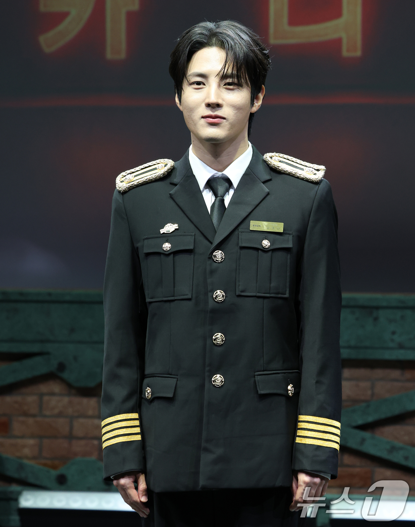 (서울=뉴스1) 권현진 기자 = 가수 김중연이 19일 오후 서울 종로구 CGV피카디리1958에서 열린 뮤직쇼 '트롯열차-피카디리역'의 프레스콜에서 포즈를 취하고 있다.'트롯열차-피 …