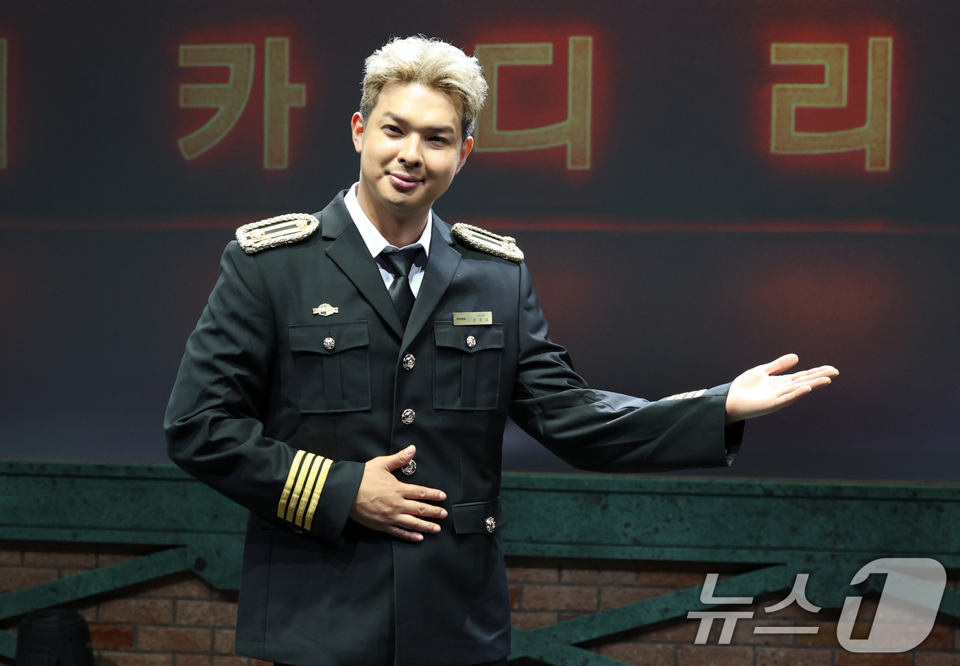 (서울=뉴스1) 권현진 기자 = 배우 류지광이 19일 오후 서울 종로구 CGV피카디리1958에서 열린 뮤직쇼 '트롯열차-피카디리역'의 프레스콜에서 포즈를 취하고 있다.'트롯열차-피 …