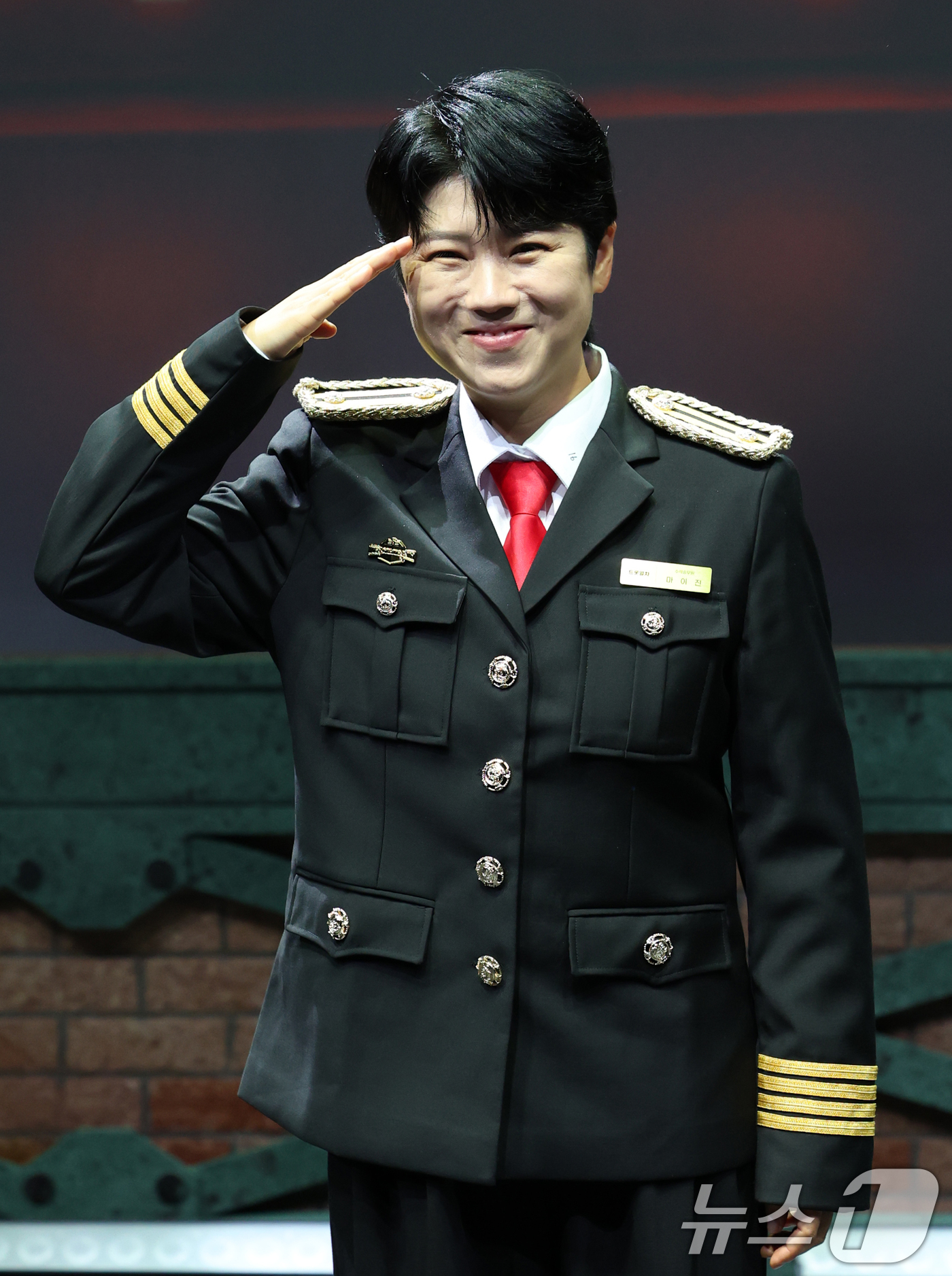 (서울=뉴스1) 권현진 기자 = 가수 마이진이 19일 오후 서울 종로구 CGV피카디리1958에서 열린 뮤직쇼 '트롯열차-피카디리역'의 프레스콜에서 포즈를 취하고 있다.'트롯열차-피 …