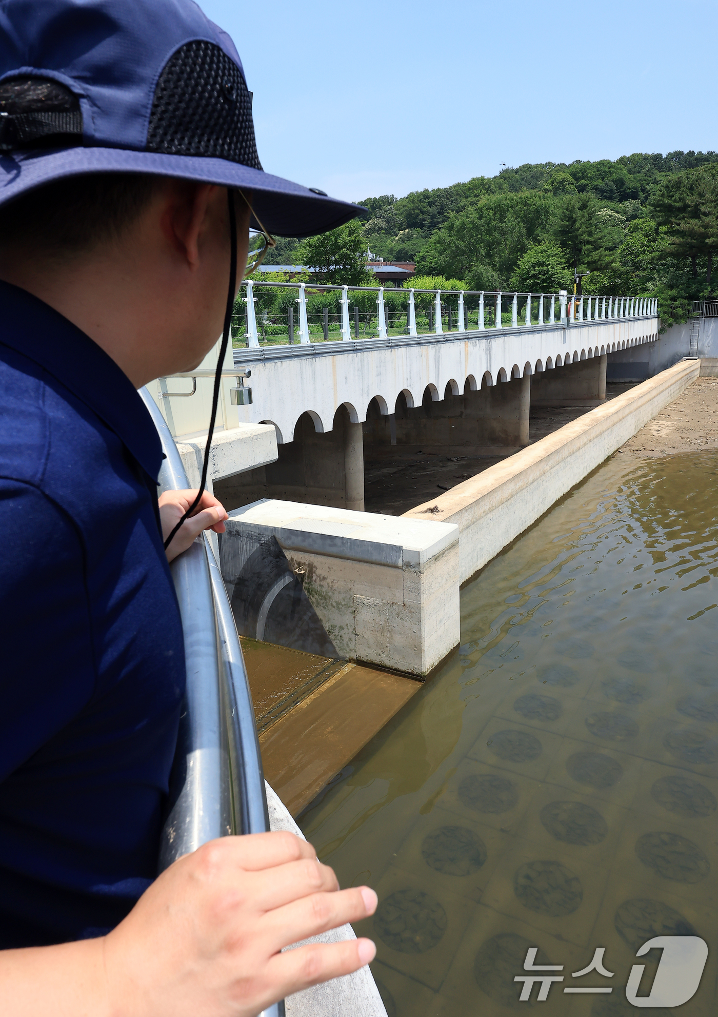 (과천=뉴스1) 박정호 기자 = 송준섭 서울대공원 시설과 주무관이 19일 오후 경기도 과천 서울대공원 내 청계저수지에서 저수율 확보를 위한 수문 가동에 대해 설명하고 있다.서울시는 …