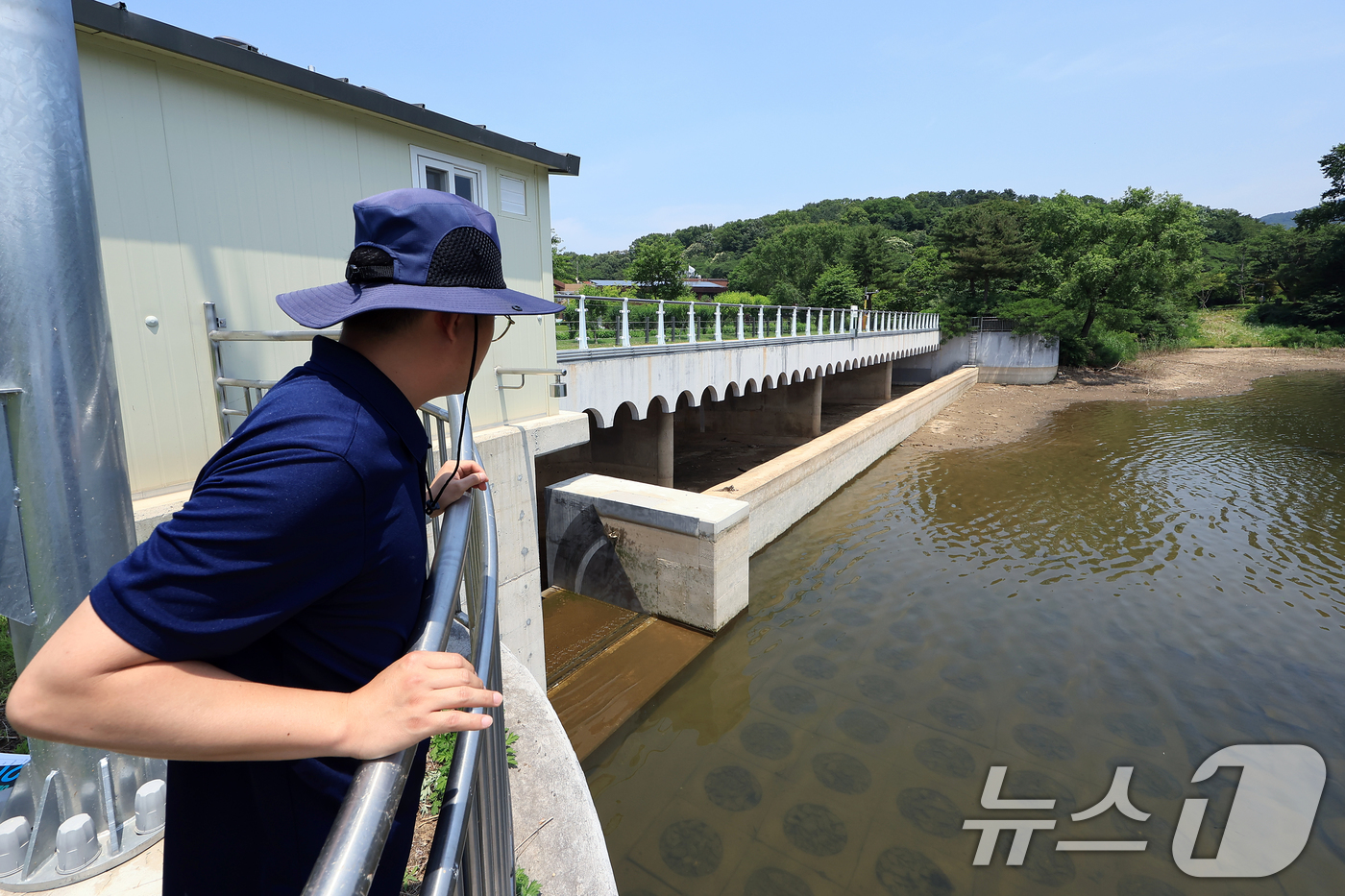 (과천=뉴스1) 박정호 기자 = 송준섭 서울대공원 시설과 주무관이 19일 오후 경기도 과천 서울대공원 내 청계저수지에서 저수율 확보를 위한 수문 가동에 대해 설명하고 있다.서울시는 …