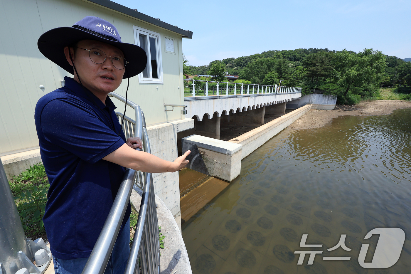 (과천=뉴스1) 박정호 기자 = 송준섭 서울대공원 시설과 주무관이 19일 오후 경기도 과천 서울대공원 내 청계저수지에서 저수율 확보를 위한 수문 가동에 대해 설명하고 있다.서울시는 …
