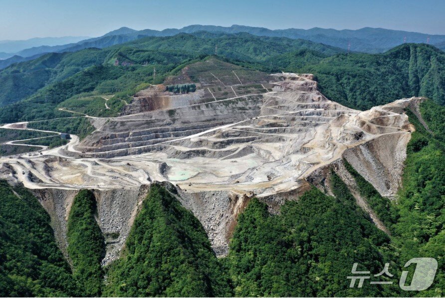본문 이미지 - 강원 강릉시 옥계면 자병산 석회광산 전경. 신규 채광지의 경우 2049년까지 채광이 예정돼 있다.(녹색연합 제공, 재판매 및 DB 금지) 2025.6.19/뉴스1