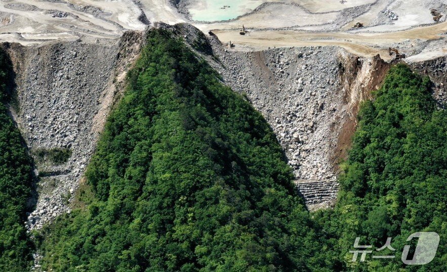 본문 이미지 - 강원 강릉시 옥계면 자병산 석회광산 전경. 신규 채광지의 경우 2049년까지 채광이 예정돼 있다.(녹색연합 제공, 재판매 및 DB 금지) 2025.6.19/뉴스1