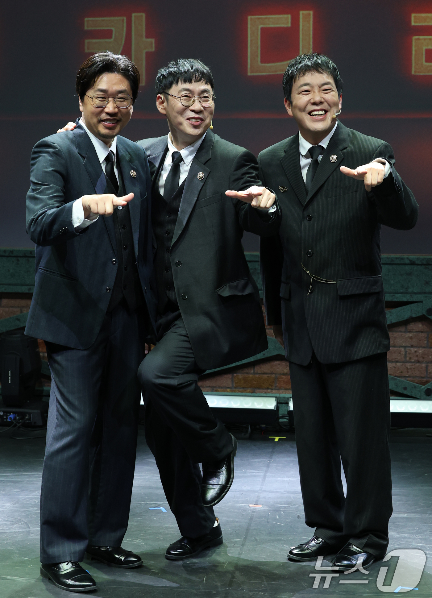 (서울=뉴스1) 권현진 기자 = 개그맨 신준철(왼쪽부터)과 장동혁, 김민기가 19일 오후 서울 종로구 CGV피카디리1958에서 열린 뮤직쇼 '트롯열차-피카디리역'의 프레스콜에서 포 …