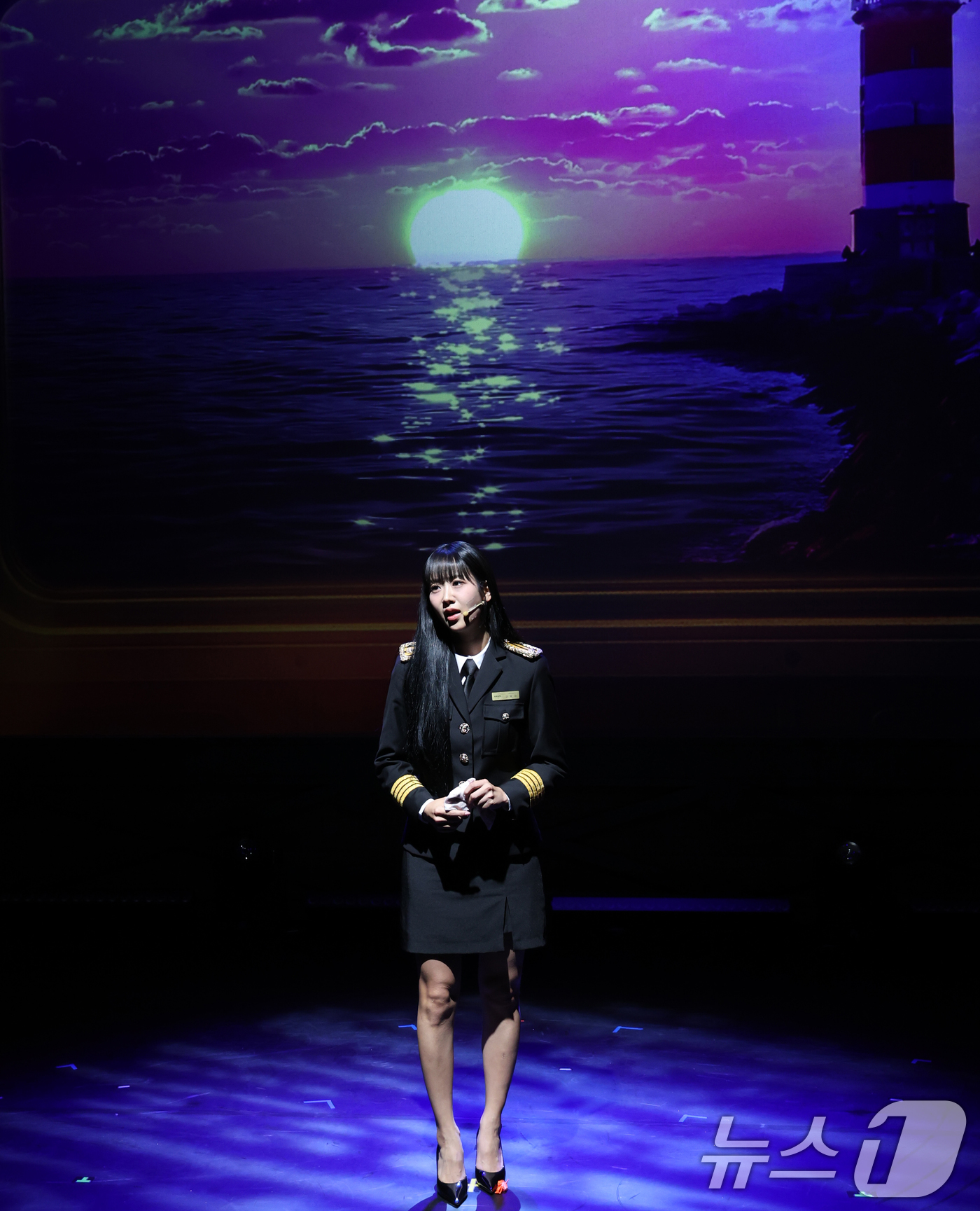 (서울=뉴스1) 권현진 기자 = 가수 강혜연이 19일 오후 서울 종로구 CGV피카디리1958에서 열린 뮤직쇼 '트롯열차-피카디리역'의 프레스콜에서 열연을 펼치고 있다.'트롯열차-피 …