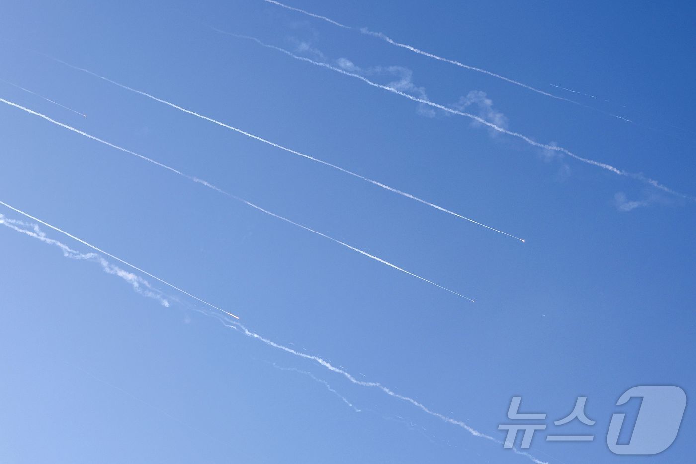 (네타냐 AFP=뉴스1) 강민경 기자 = 19일 이스라엘에 대한 이란의 미사일 공격이 다시 시작되면서 이스라엘 해안 도시 네타냐 상공에 로켓 자국이 보이고 있다. 이스라엘 군은 이 …