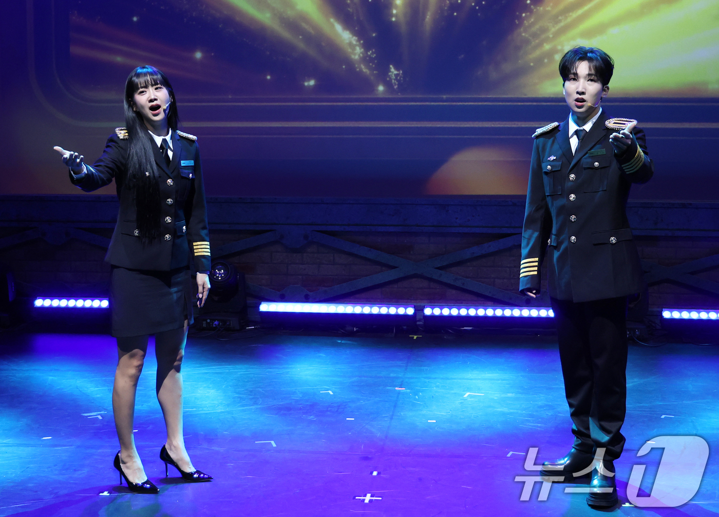 (서울=뉴스1) 권현진 기자 = 뮤지컬 배우 강혜연과 양지원 19일 오후 서울 종로구 CGV피카디리1958에서 열린 뮤직쇼 '트롯열차-피카디리역'의 프레스콜에서 오프닝 메들리를 선 …