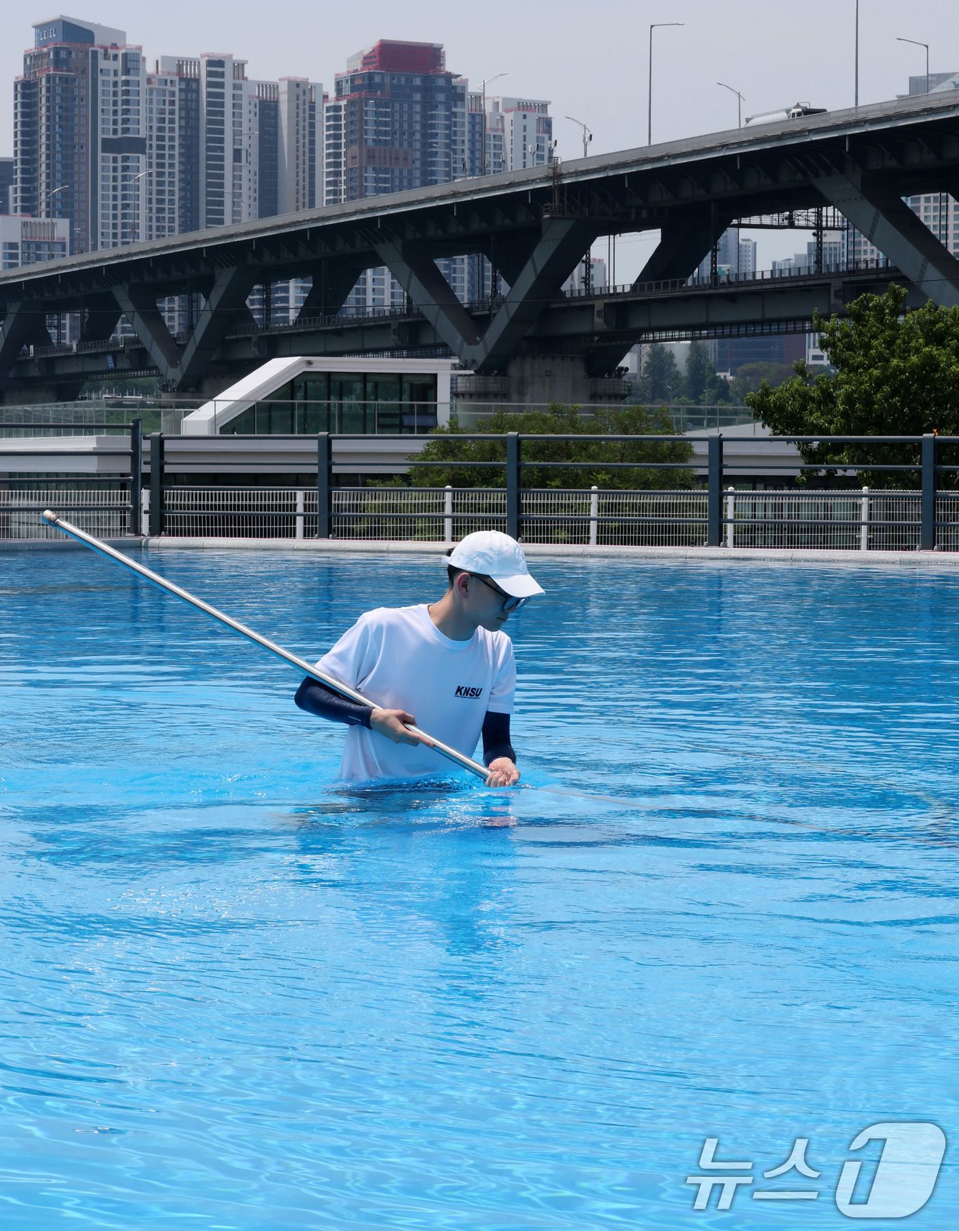 (서울=뉴스1) 박세연 기자 = 19일 서울 광진구 뚝섬한강공원수영장에서 관계자들이 청소를 하며 개장준비를 하고 있다.서울시는 오는 20일부터 뚝섬·여의도·잠원한강공원 수영장과 잠 …