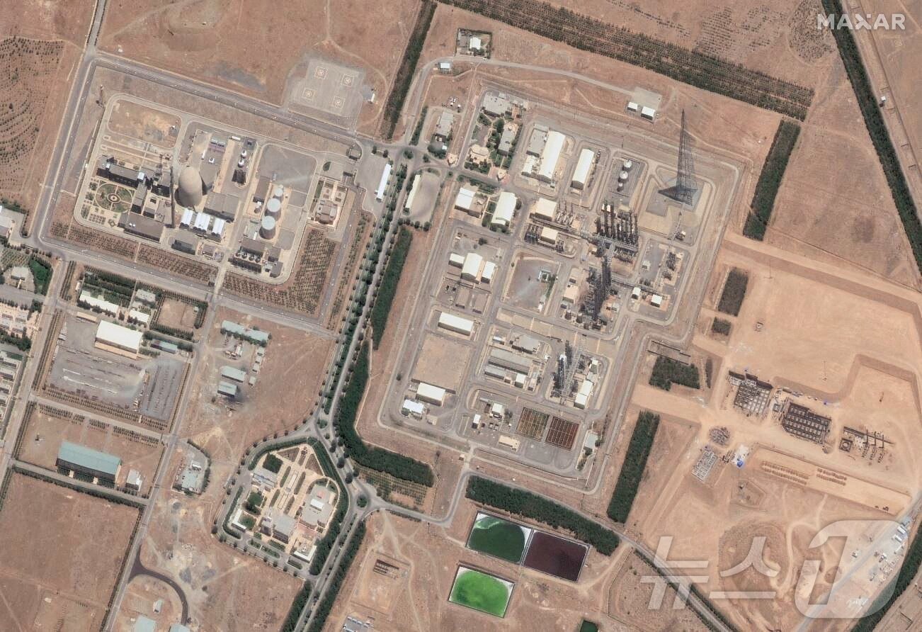 본문 이미지 - 이란 중서부 아라크의 핵 시설을 촬영한 맥사테크놀러지 위성사진. 2025.6.14 ⓒ 로이터=뉴스1 ⓒ News1 강민경 기자