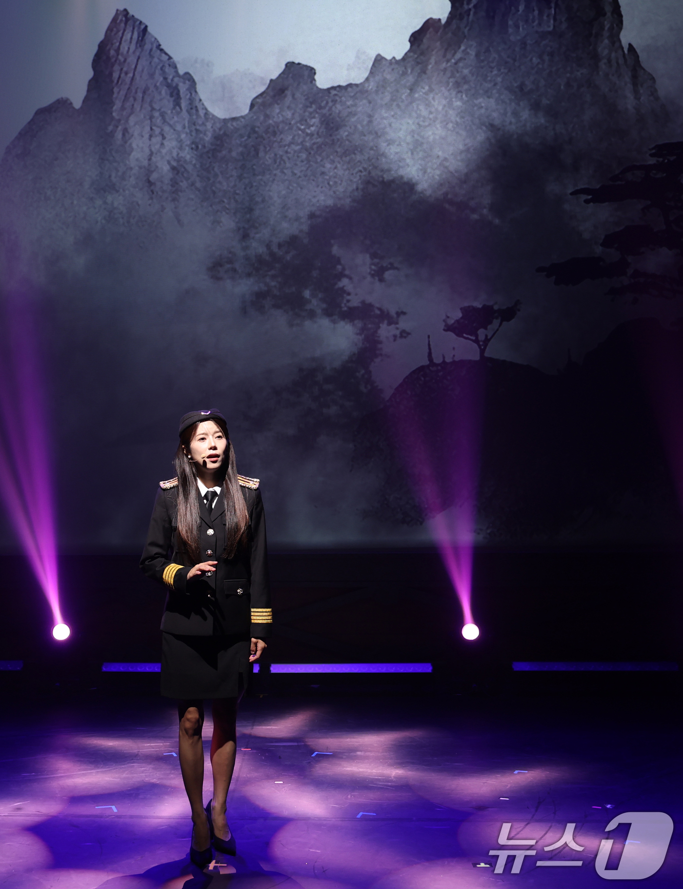 (서울=뉴스1) 권현진 기자 = 가수 양지은이 19일 오후 서울 종로구 CGV피카디리1958에서 열린 뮤직쇼 '트롯열차-피카디리역'의 프레스콜에서 '빈지게'를 열창하고 있다.'트롯 …