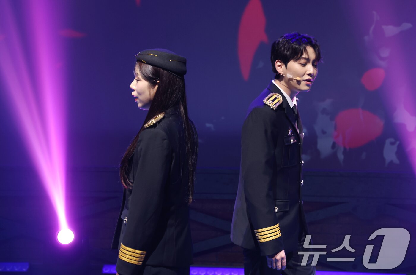 본문 이미지 - 가수 양지은과 이태이(오른쪽)가 19일 오후 서울 종로구 CGV피카디리1958에서 열린 뮤직쇼 '트롯열차-피카디리역'의 프레스콜에서 열연을 펼치고 있다. '트롯열차-피카디리역'(이하 '트롯열차')은 스크린과 무대 고연이 합쳐진 새로운 형태의 무대로, 1970년대부터 2000년대까지 시대별 명곡 15곡으로 구성한 주크박스 형태의 공연이다. 2025.6.19/뉴스1 ⓒ News1 권현진 기자