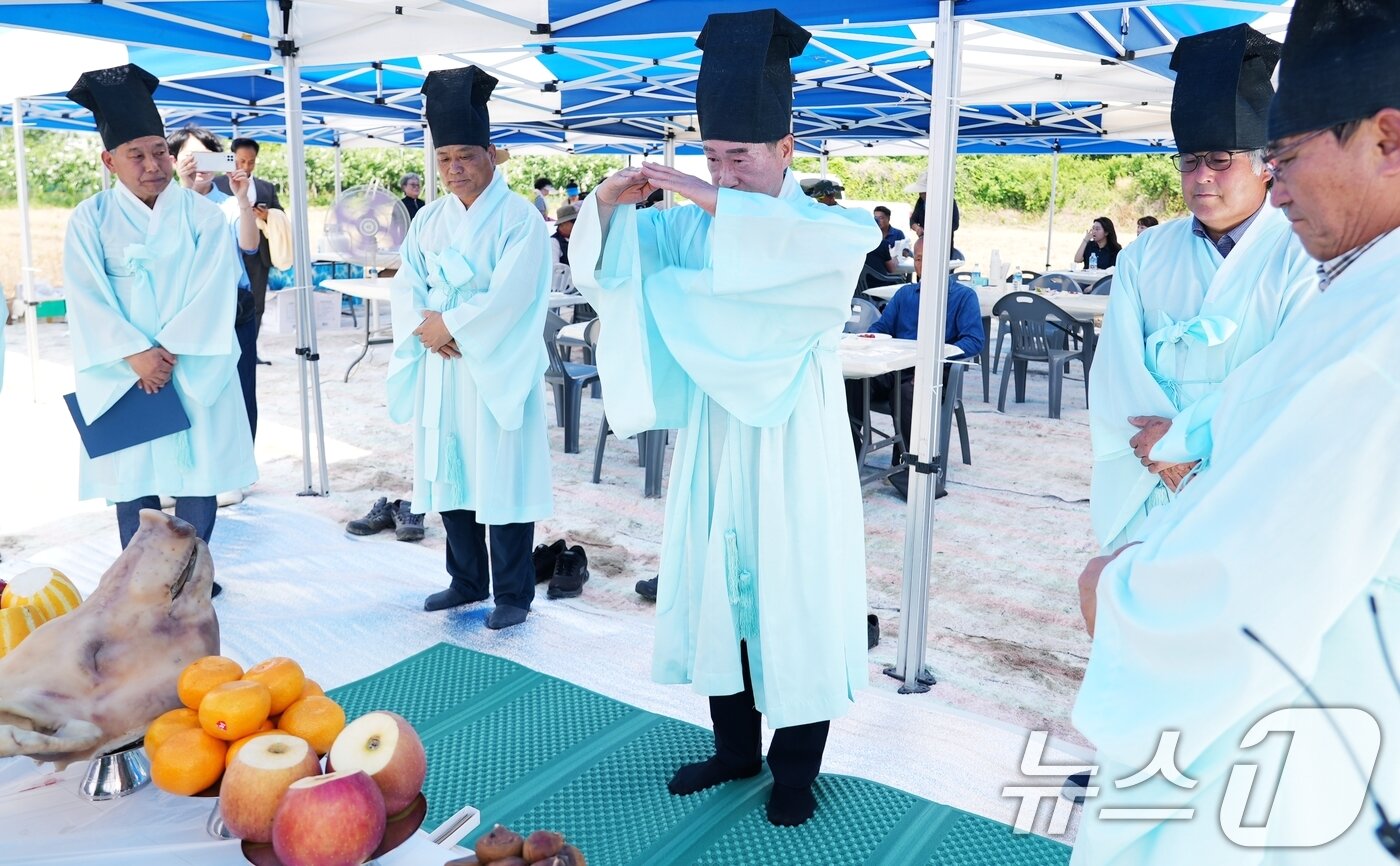 본문 이미지 - 최기문 영천시장(가운데)이 19일 풍년농사기원제를 지내고 있다.(영천시 제공. 재판매 및 DB금지) 2025.6.19/뉴스1 ⓒ News1 정우용 기자