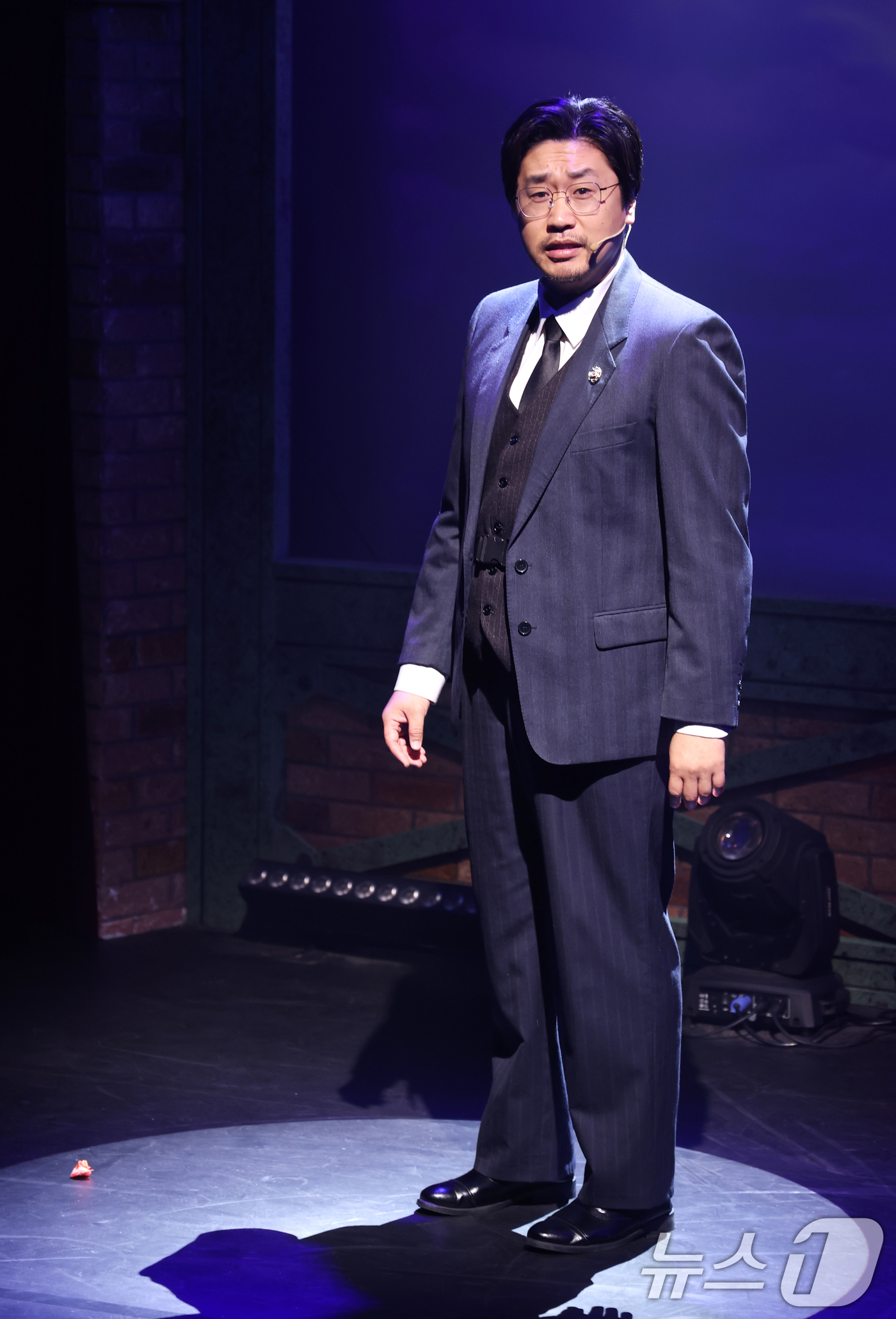 (서울=뉴스1) 권현진 기자 = 개그맨 신준철이 19일 오후 서울 종로구 CGV피카디리1958에서 열린 뮤직쇼 '트롯열차-피카디리역'의 프레스콜에서 열연을 펼치고 있다.'트롯열차 …