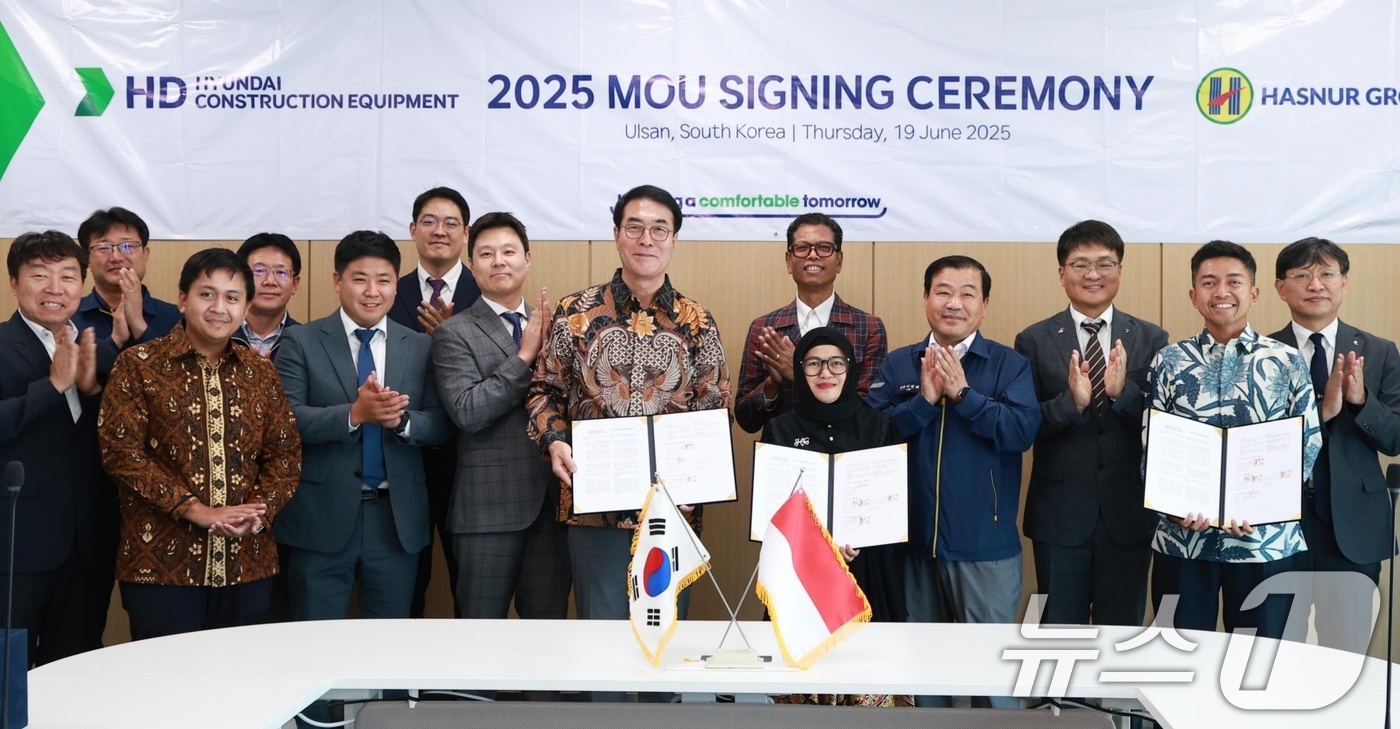 (서울=뉴스1) 이연주 기자 = HD현대건설기계 최철곤 사장(앞줄 왼쪽 다섯 번째)과 하스누르 그룹 자얀티 사리 사장(여섯 번째)이 19일 울산캠퍼스에서 전략적 업무 협약을 체결한 …