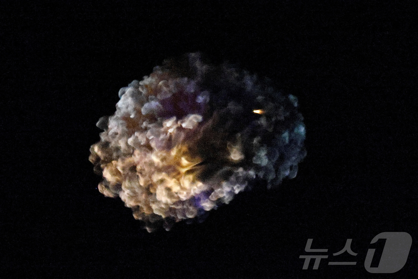 포토] 기이한 모습으로 요격되는 이란 미사일 - 뉴스1