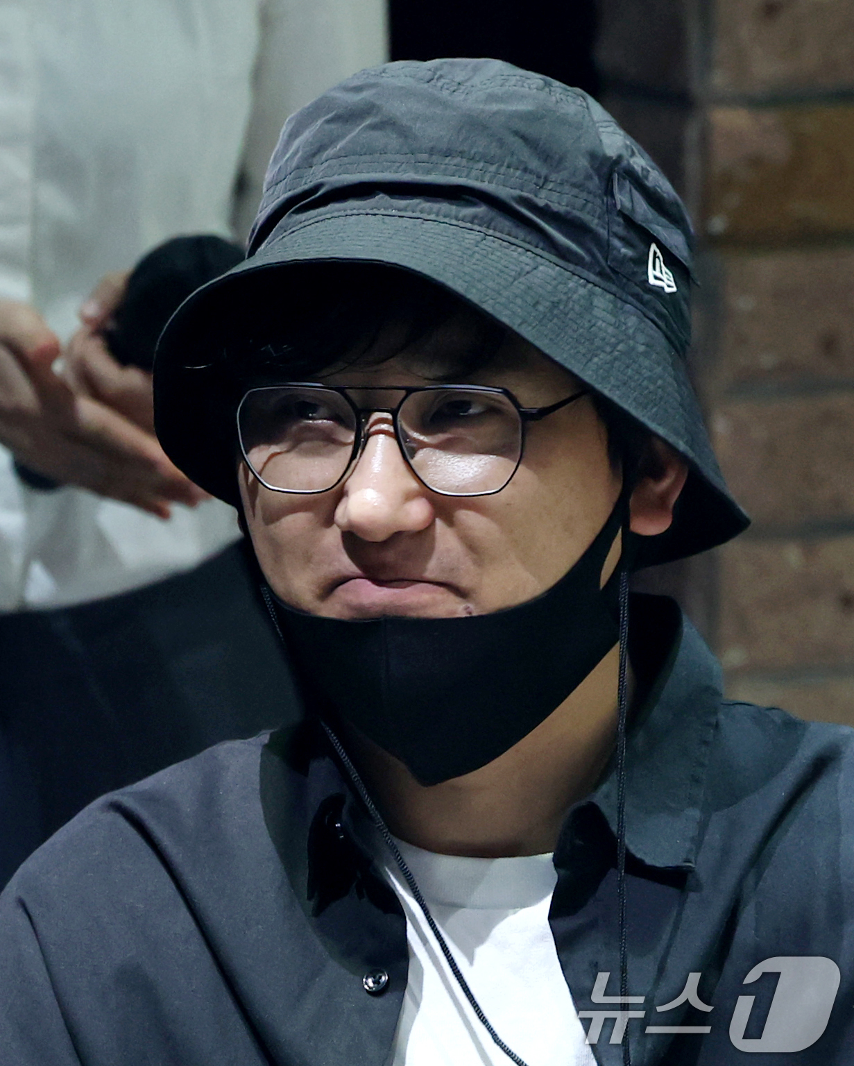 (서울=뉴스1) 권현진 기자 = 이승복 감독이 19일 오후 서울 종로구 CGV피카디리1958에서 열린 뮤직쇼 '트롯열차-피카디리역'의 프레스콜에 참석해 취재진 질문을 듣고 있다.' …