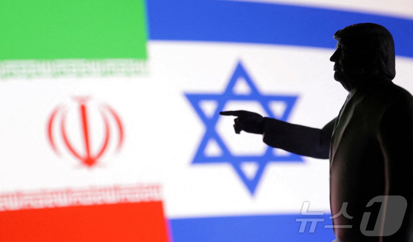본문 이미지 - 도널드 트럼프 미국 대통령의 뒤로 이스라엘과 이란 국기가 나란히 펼쳐진 모습. 2025.06.18 ⓒ 로이터=뉴스1 ⓒ News1 김지완 기자