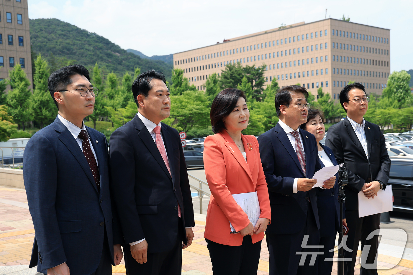 (과천=뉴스1) 박정호 기자 = 국민의힘 국무총리 후보자 인사청문위원 및 법제사법위원회 박준태(왼쪽부터), 장동혁, 김희정, 배준영, 조배숙, 곽규택 의원이 19일 오후 경기도 정 …