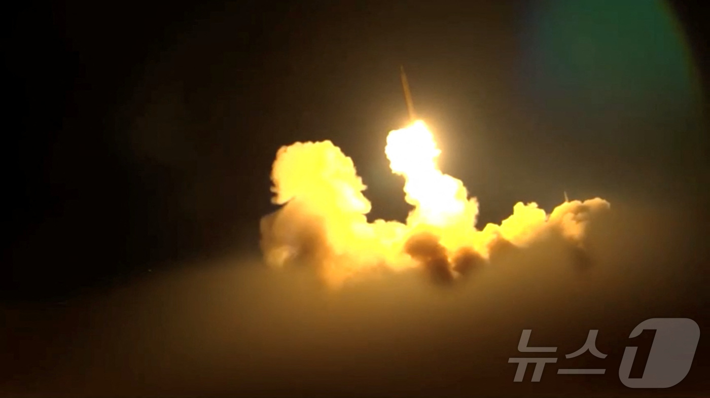 (로이터=뉴스1) 김지완 기자 = 18일(현지시간) 이란 혁명수비대가 이스라엘로  발사한 미사일이 불을 뿜으며 날아오르고 있다. 사진은 이란 WANA통신이 공개한 영상 갈무리. 2 …