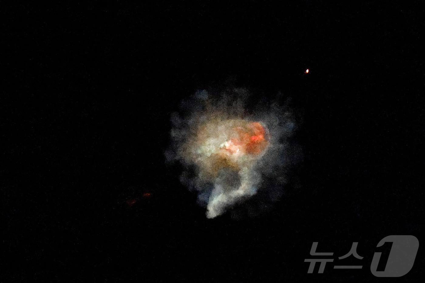 (아슈켈론 로이터=뉴스1) 권영미 기자 = 18일(현지시간) 이스라엘 아슈켈론 상공에서 아이언돔 방송 시스템에 의해 요격되는 이란 미사일. 요격 미사일은 적 미사일에 근접해 공중에 …