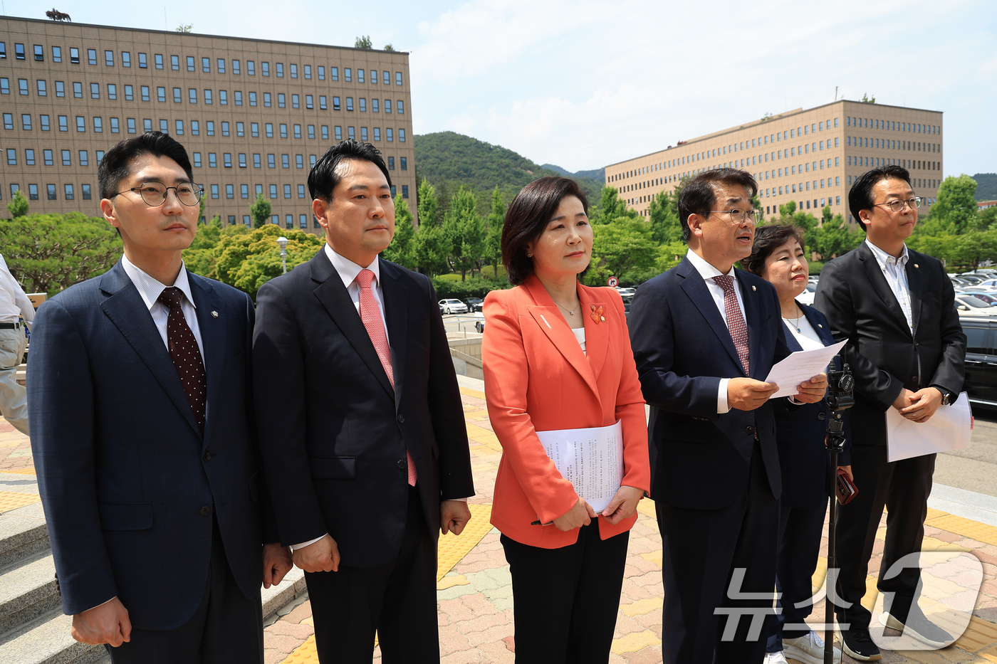 (과천=뉴스1) 박정호 기자 = 국민의힘 국무총리 후보자 인사청문위원 및 법제사법위원회 박준태(왼쪽부터), 장동혁, 김희정, 배준영, 조배숙, 곽규택 의원이 19일 오후 경기도 정 …