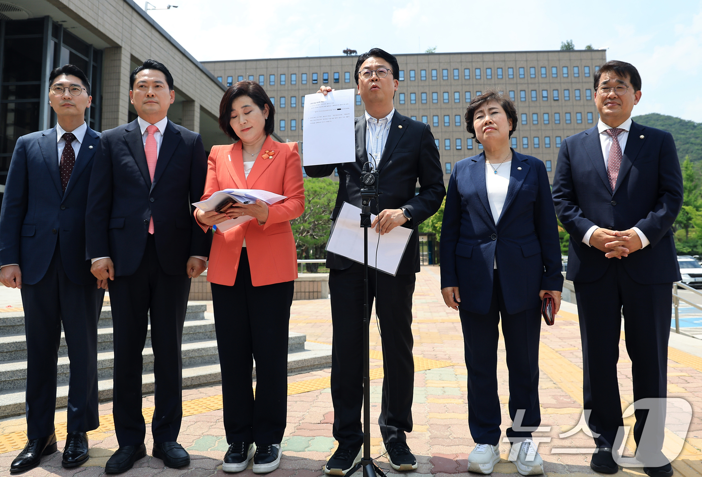 (과천=뉴스1) 박정호 기자 = 국민의힘 국무총리 후보자 인사청문위원 및 법제사법위원회 곽규택 의원이 19일 오후 경기도 정부과천청사 민원실 앞에서 김민석 국무총리 후보자 출입국 …