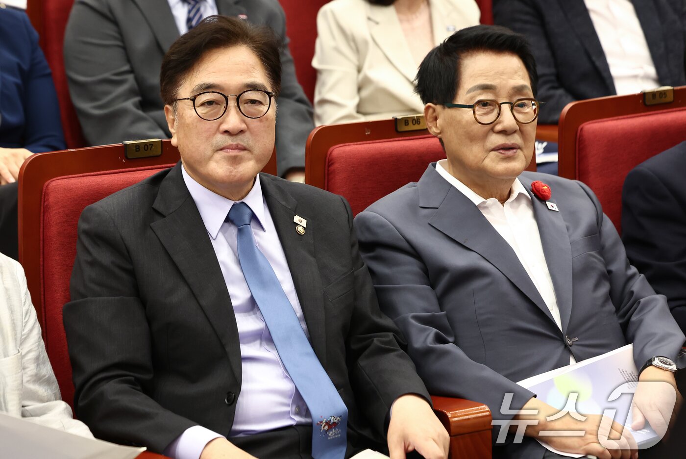 본문 이미지 - 우원식 국회의장이 19일 서울 여의도 국회도서관에서 열린 해방 80년 한일수교 60년 기념, 한일관계 대전환을 위한 국회토론회에 참석해 자리하고 있다. 오른쪽은 박지원 더불어민주당 의원. 2025.6.19 ⓒ 뉴스1 김민지 기자