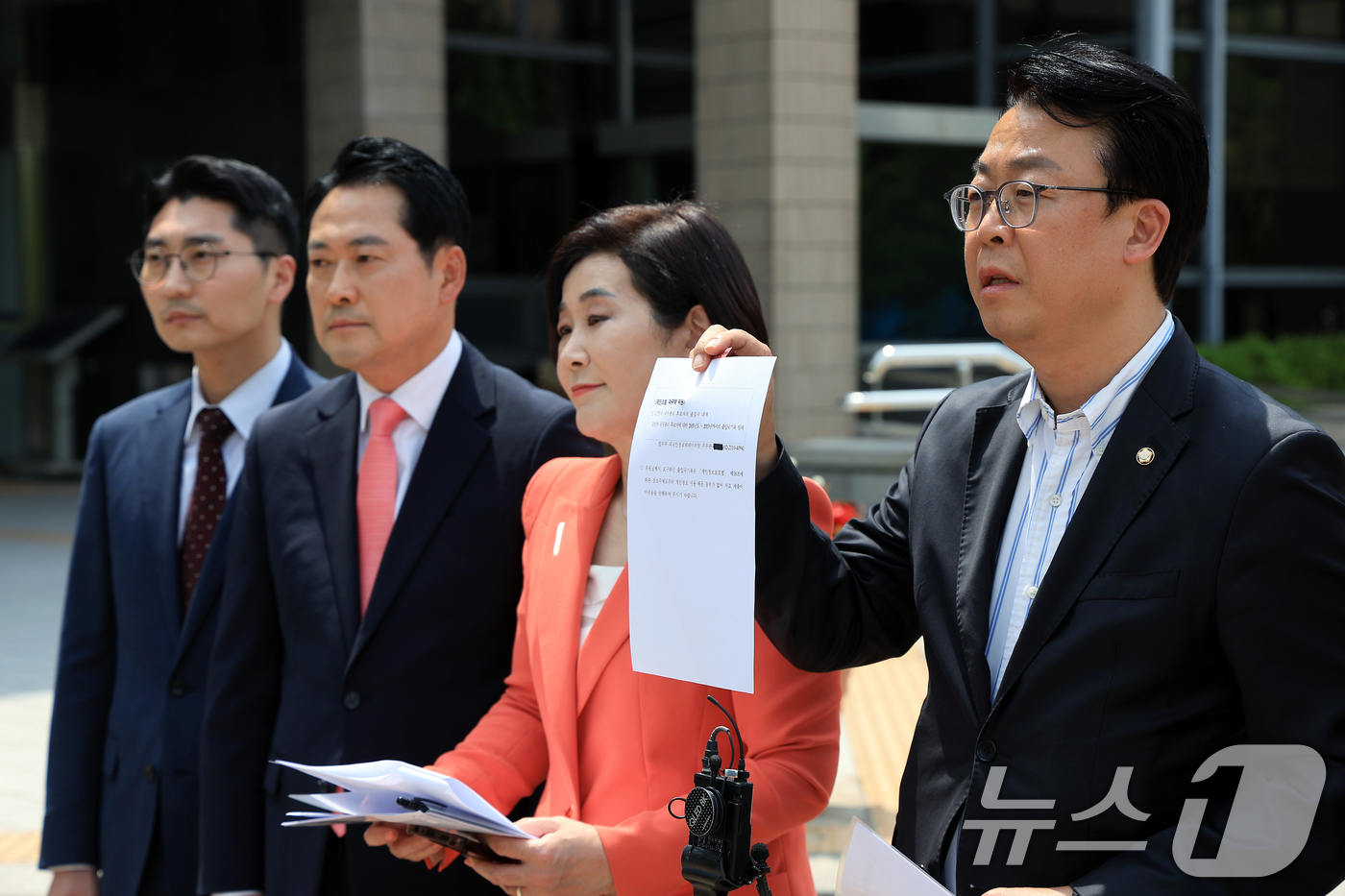 (과천=뉴스1) 박정호 기자 = 국민의힘 국무총리 후보자 인사청문위원 및 법제사법위원회 곽규택 의원이 19일 오후 경기도 정부과천청사 민원실 앞에서 김민석 국무총리 후보자 출입국 …