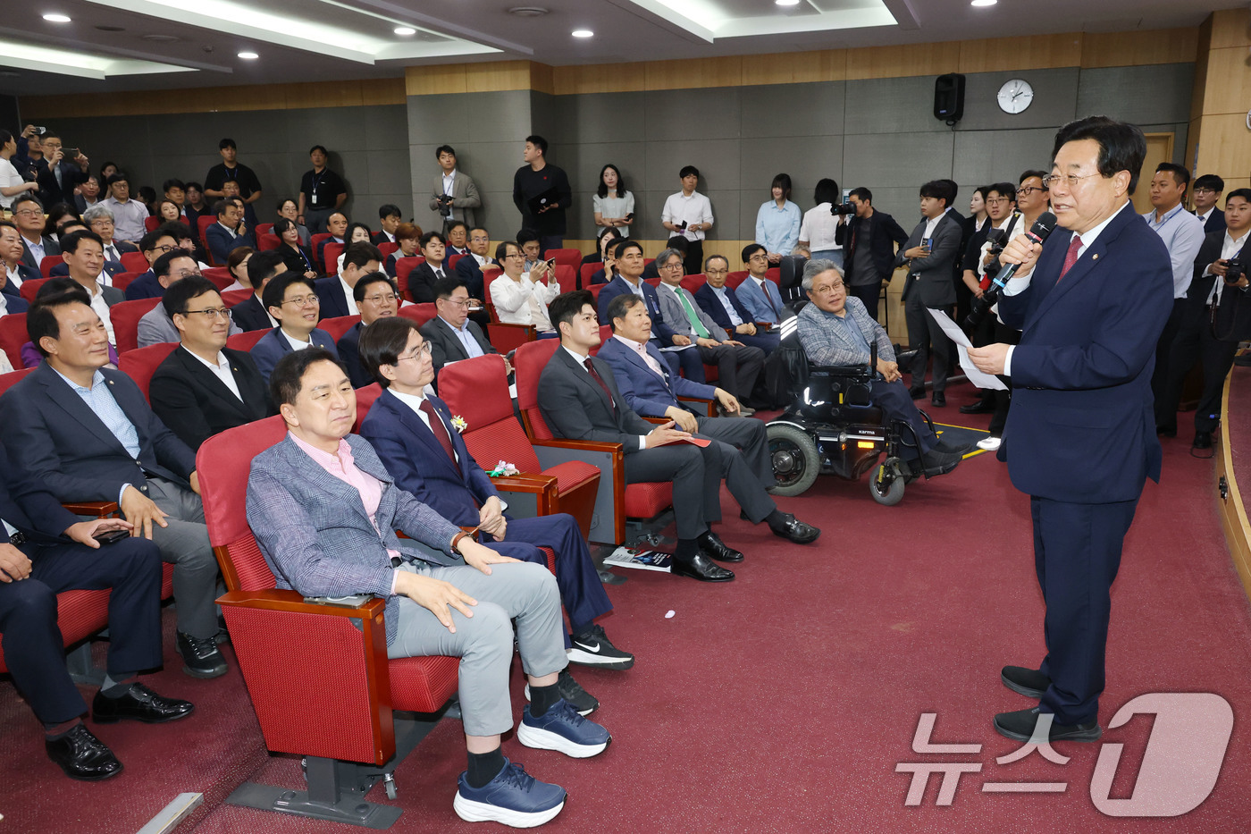 (서울=뉴스1) 이광호 기자 = 박상웅 국민의힘 의원이 19일 오후 서울 여의도 국회 의원회관에서 열린 '체코 원전수주의 의미와 우리 원전 산업계의 나아갈 방향' 정책토론회에서 참 …