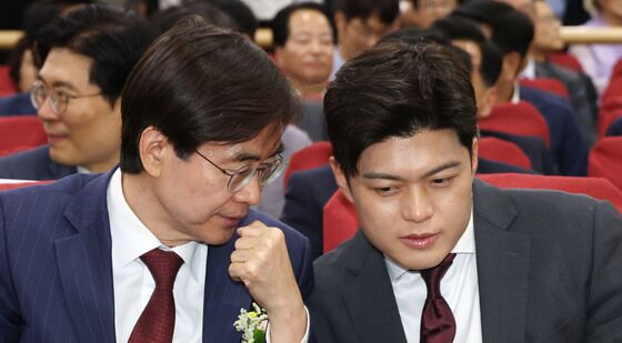 대화하는 김용태 비대위원장과 조경태 의원