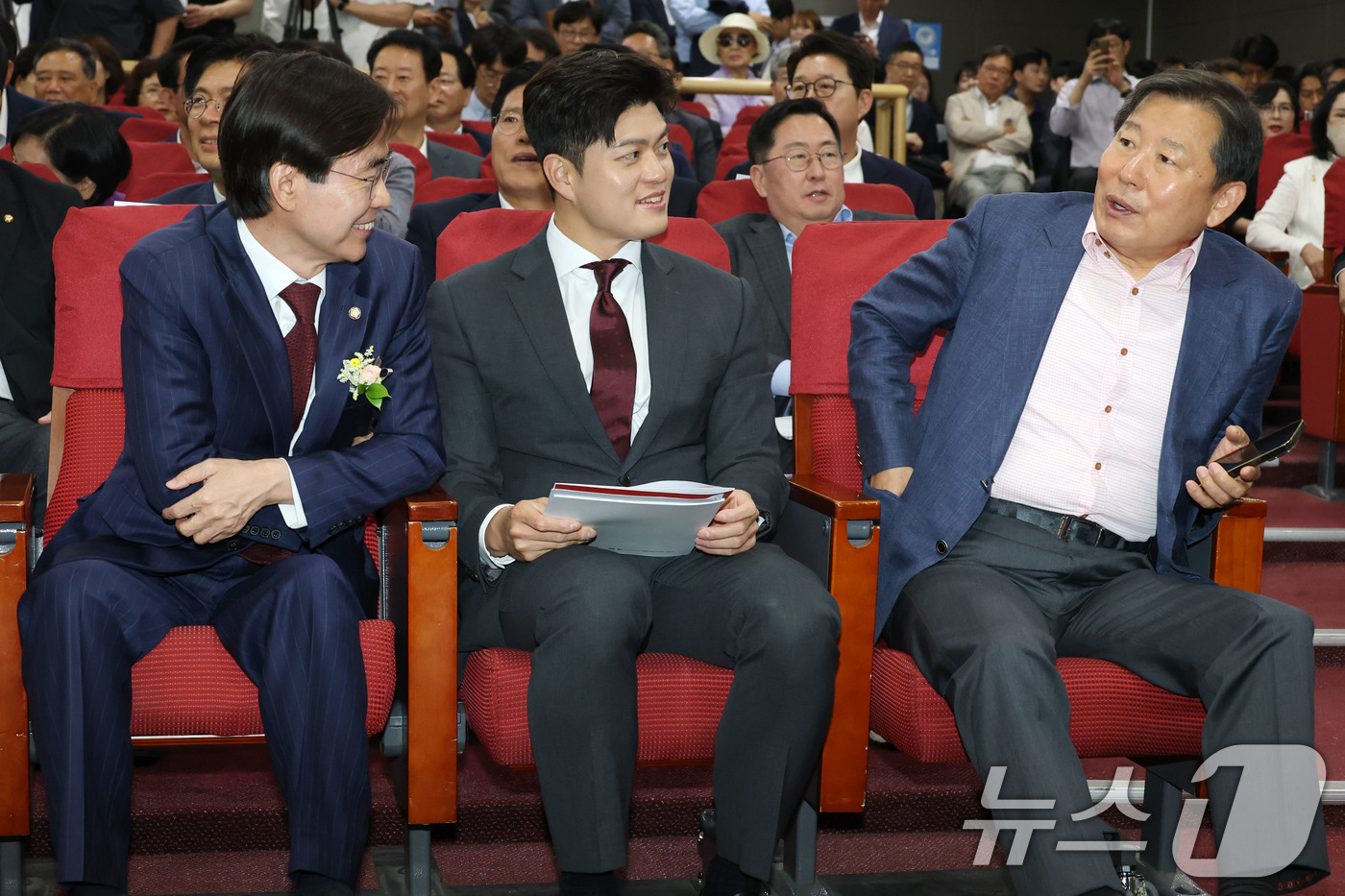 (서울=뉴스1) 이광호 기자 = 김용태 국민의힘 비상대책위원장(가운데)과 조경태(왼쪽),이철규 의원이  19일 오후 서울 여의도 국회 의원회관에서 열린 '체코 원전수주의 의미와 우 …
