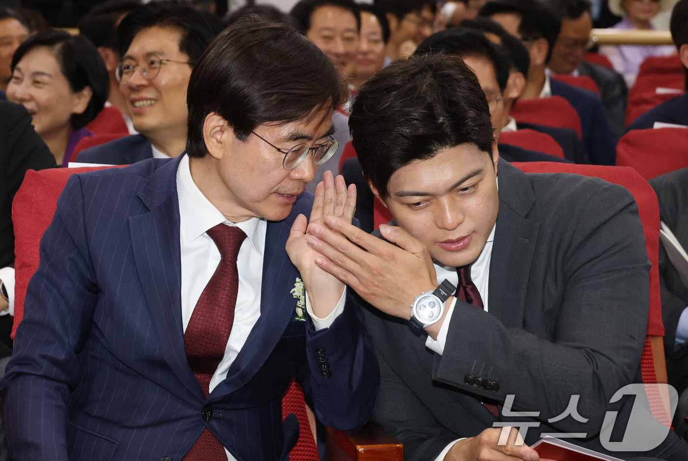(서울=뉴스1) 이광호 기자 = 김용태 국민의힘 비상대책위원장과 조경태 의원이  19일 오후 서울 여의도 국회 의원회관에서 열린 '체코 원전수주의 의미와 우리 원전 산업계의 나아갈 …