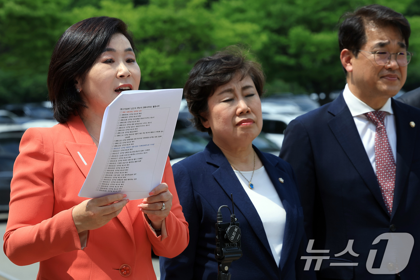 (과천=뉴스1) 박정호 기자 = 국민의힘 국무총리 후보자 인사청문위원 및 법제사법위원회 김희정 의원이 19일 오후 경기도 정부과천청사 민원실 앞에서 김민석 국무총리 후보자 출입국 …