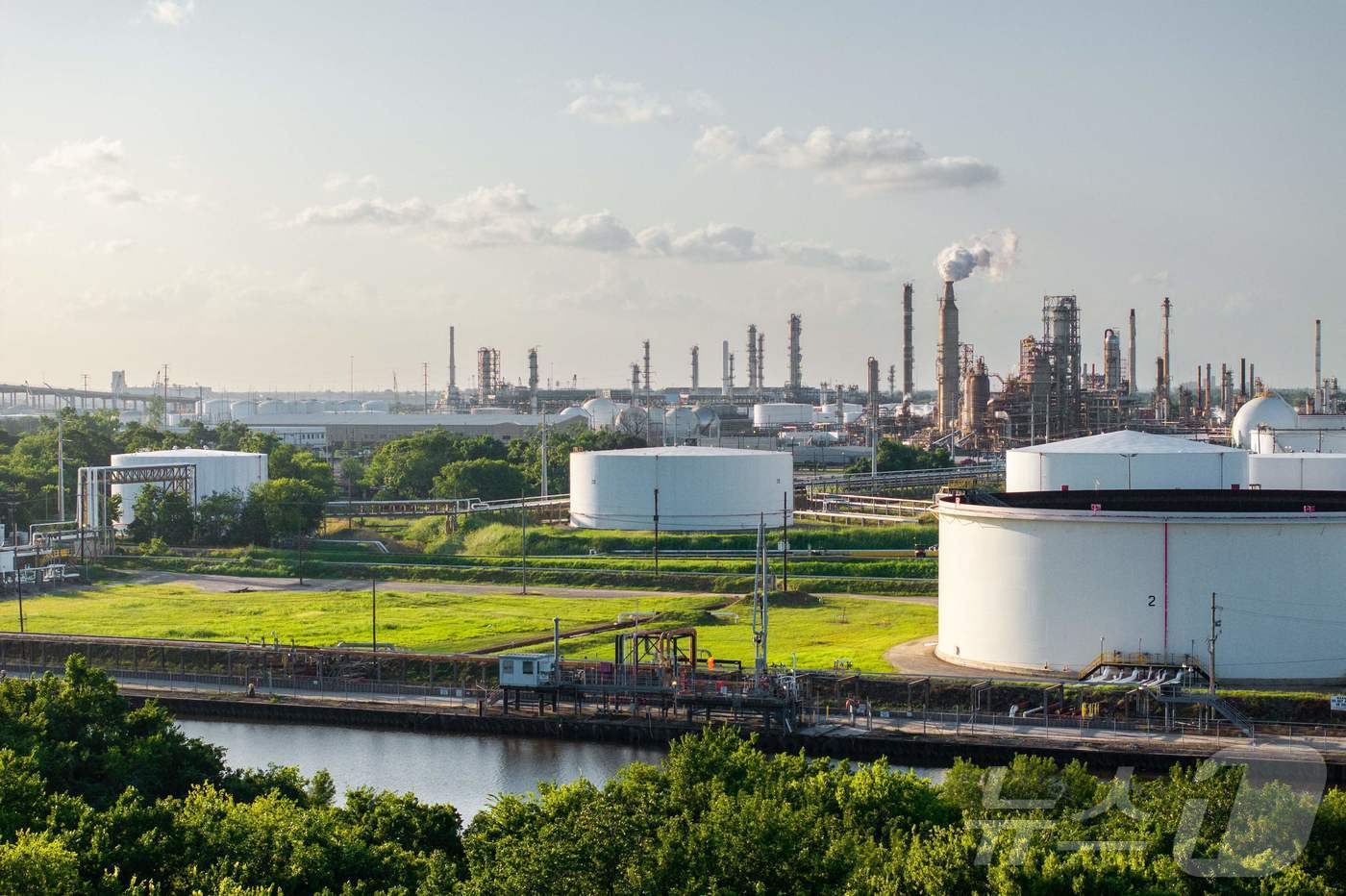 (휴스턴 AFP=뉴스1) 권영미 기자 = 18일(현지시간) 미국 텍사스주 휴스턴의 라이온델바젤 휴스턴 정유소 모습. 최근 이스라엘과 이란 사이의 전쟁에 미국이 군사적으로 개입할 가 …