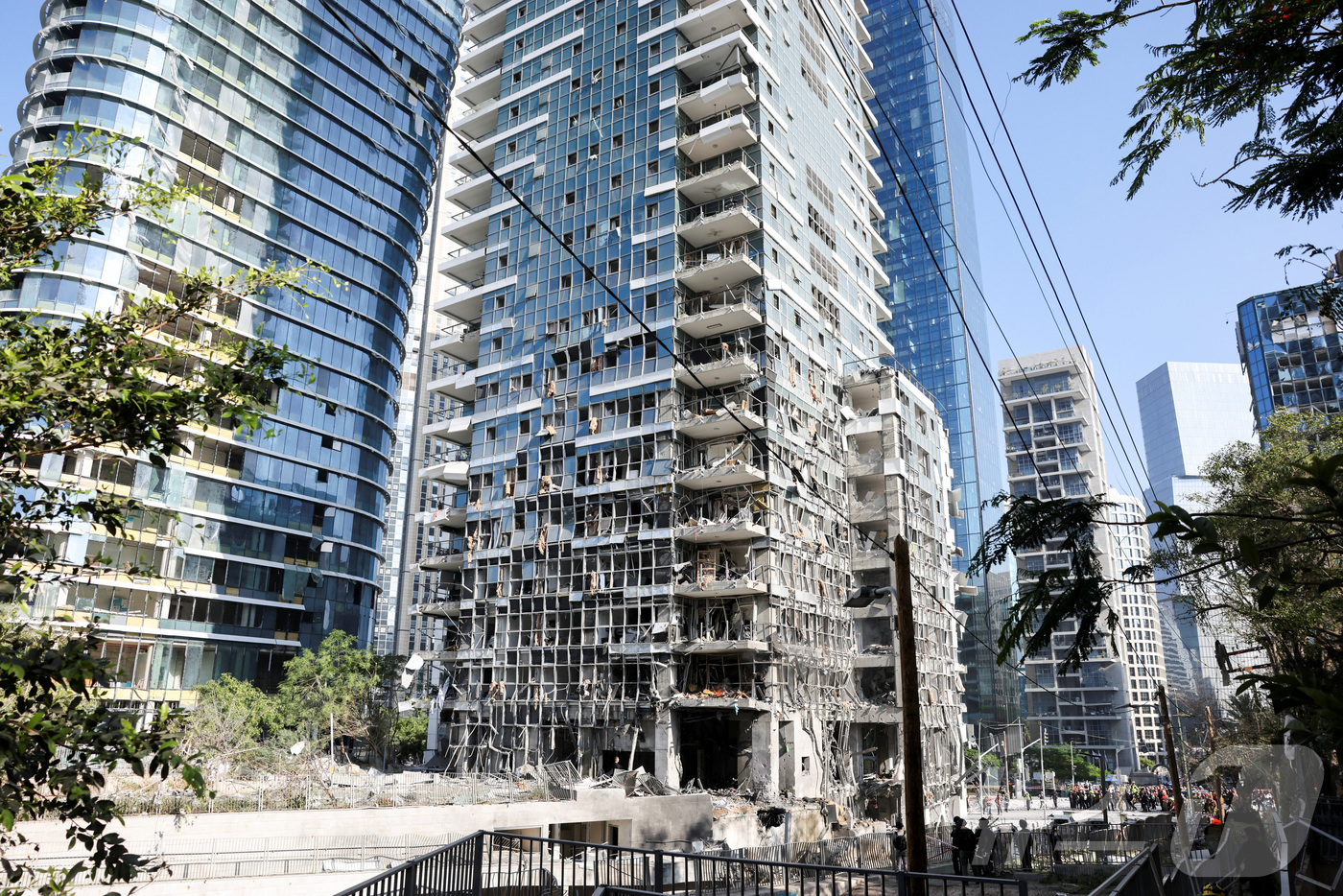 (라마트간 로이터=뉴스1) 김지완 기자 = 19일(현지시간) 이스라엘 텔아비브 동쪽에 위치한 라마트간의 한 건물이 이란의 미사일 공격으로 큰 피해를 입은 모습. 2025.06.19 …