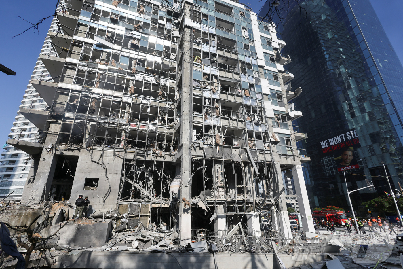 (라마트 간 로이터=뉴스1) 김예슬 기자 = 19일(현지시간) 이스라엘 라마트 간의 한 건물이 이란의 공격으로 무너진 모습. 25.06.19ⓒ 로이터=뉴스1