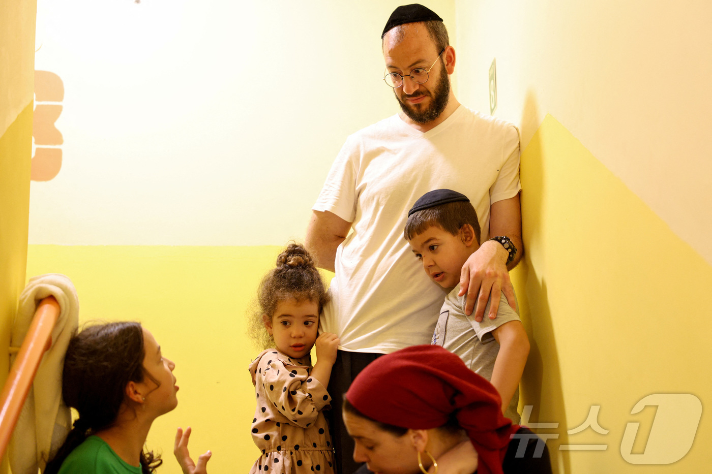 (하이파 로이터=뉴스1) 김예슬 기자 = 19일(현지시간) 이란 북부 도시 하이파에서 한 가족이 사이렌이 울리자 방공호로 대피했다. 25.06.19ⓒ 로이터=뉴스1