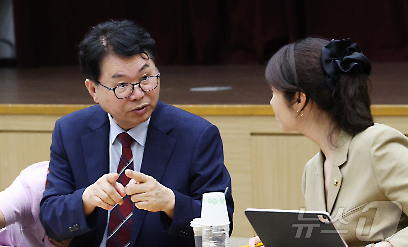 (세종=뉴스1) 김기남 기자 = 이한주 국정기획위원회 위원장(왼쪽)이 19일 오후 세종시 정부세종컨벤션센터에서 열린 국정기획위원회 고용노동부 업무보고에 참석하여 강선우 의원과 이야 …