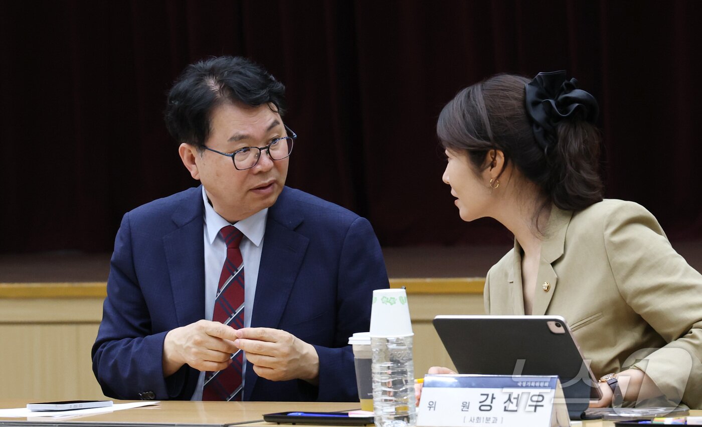 본문 이미지 - 이한주 국정기획위원회 위원장&#40;왼쪽&#41;이 19일 오후 세종시 정부세종컨벤션센터에서 열린 국정기획위원회 고용노동부 업무보고에 참석하여 강선우 의원과 이야기를 나누고 있다. 2025.6.19/뉴스1 ⓒ News1 김기남 기자