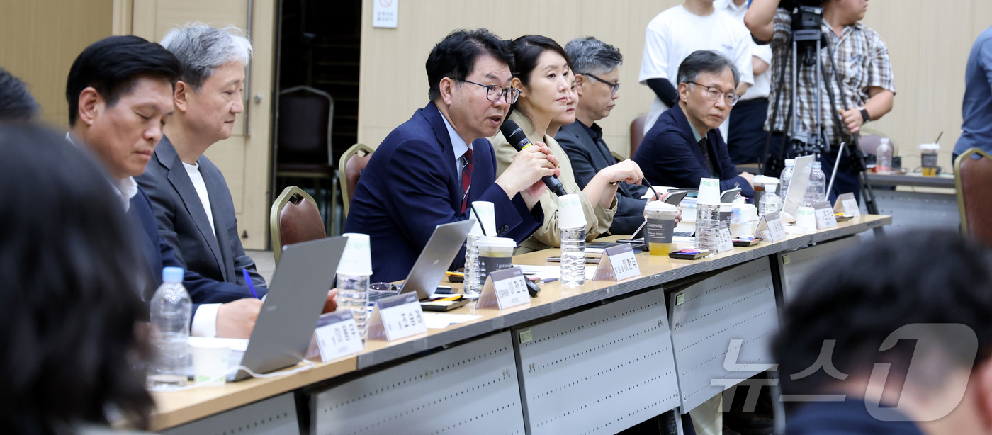 (세종=뉴스1) 김기남 기자 = 이한주 국정기획위원회 위원장이 19일 오후 세종시 정부세종컨벤션센터에서 열린 국정기획위원회 고용노동부 업무보고에 참석하여 모두 발언을 하고 있다. …