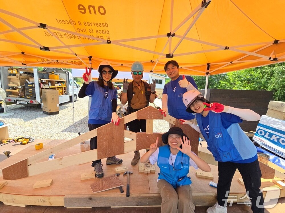 본문 이미지 - 한국씨티은행은 18일 충남 천안 해비타트스쿨에서 산불 피해 지역 주민들을 위한 임직원 희망의 집짓기 활동을 진행했다고 19일 밝혔다.(한국씨티은행 제공)