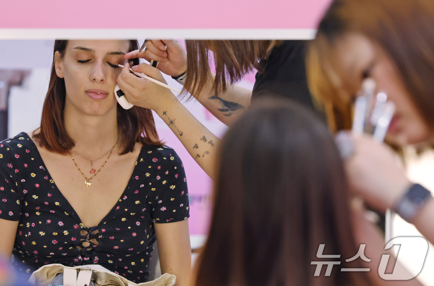 (서울=뉴스1) 장수영 기자 = 19일 오후 서울 중구 DDP에서 열린 2025 코리아뷰티페스티벌를 찾은 외국인 관광객이 메이크업 체험을 하고 있다. 2025.6.19/뉴스1