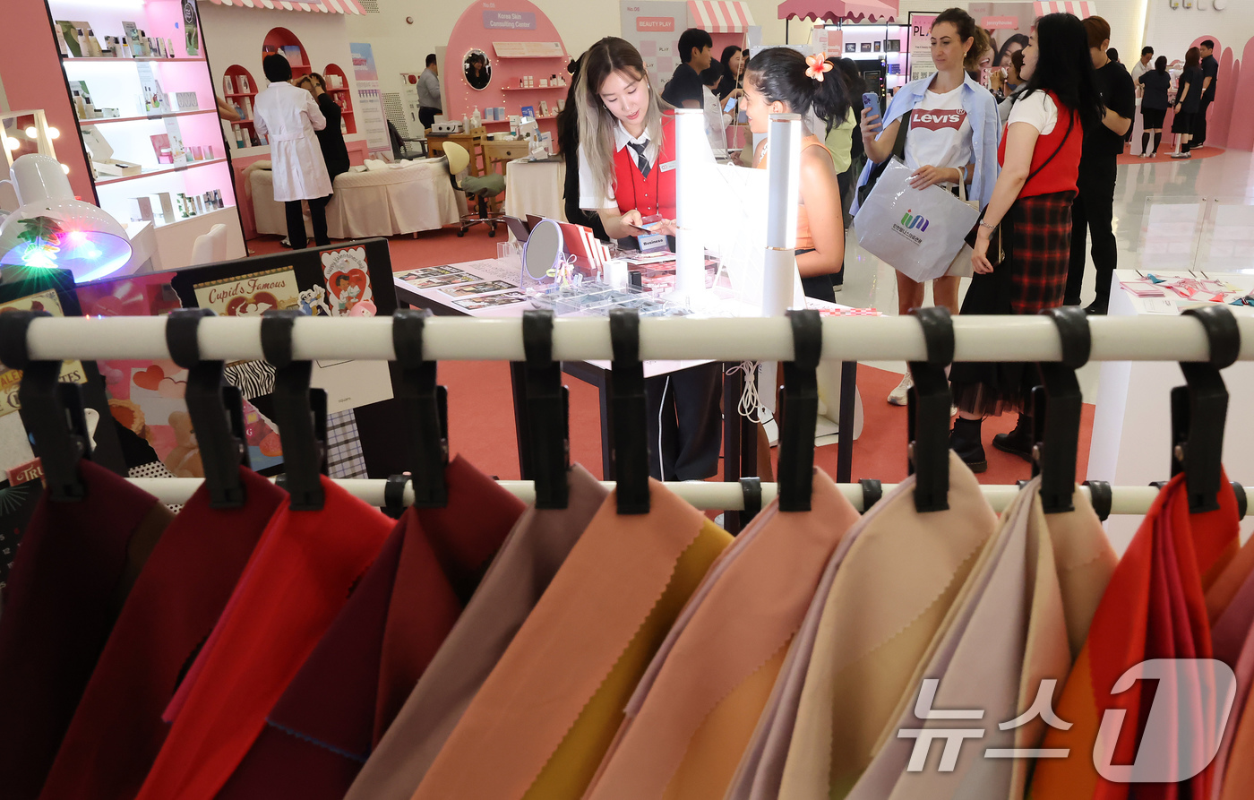 (서울=뉴스1) 장수영 기자 = 19일 오후 서울 중구 DDP에서 열린 2025 코리아뷰티페스티벌를 찾은 외국인 관광객들이 퍼스널컬러 찾기 체험을 하고 있다. 2025.6.19/뉴 …