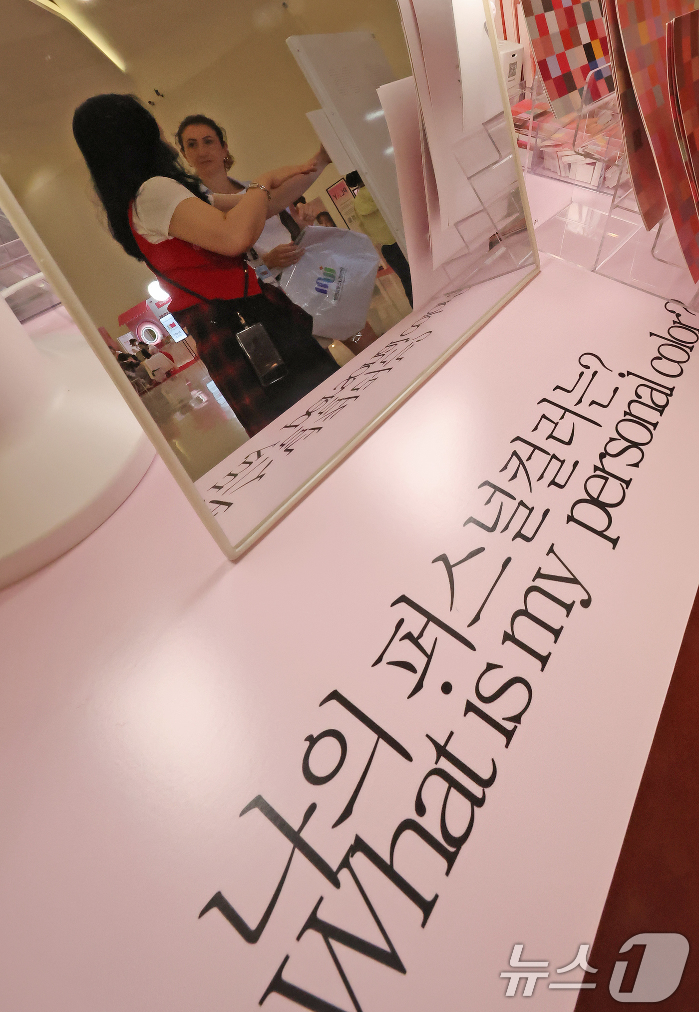 (서울=뉴스1) 장수영 기자 = 19일 오후 서울 중구 DDP에서 열린 2025 코리아뷰티페스티벌를 찾은 외국인 관광객들이 퍼스널컬러 찾기 체험을 하고 있다. 2025.6.19/뉴 …
