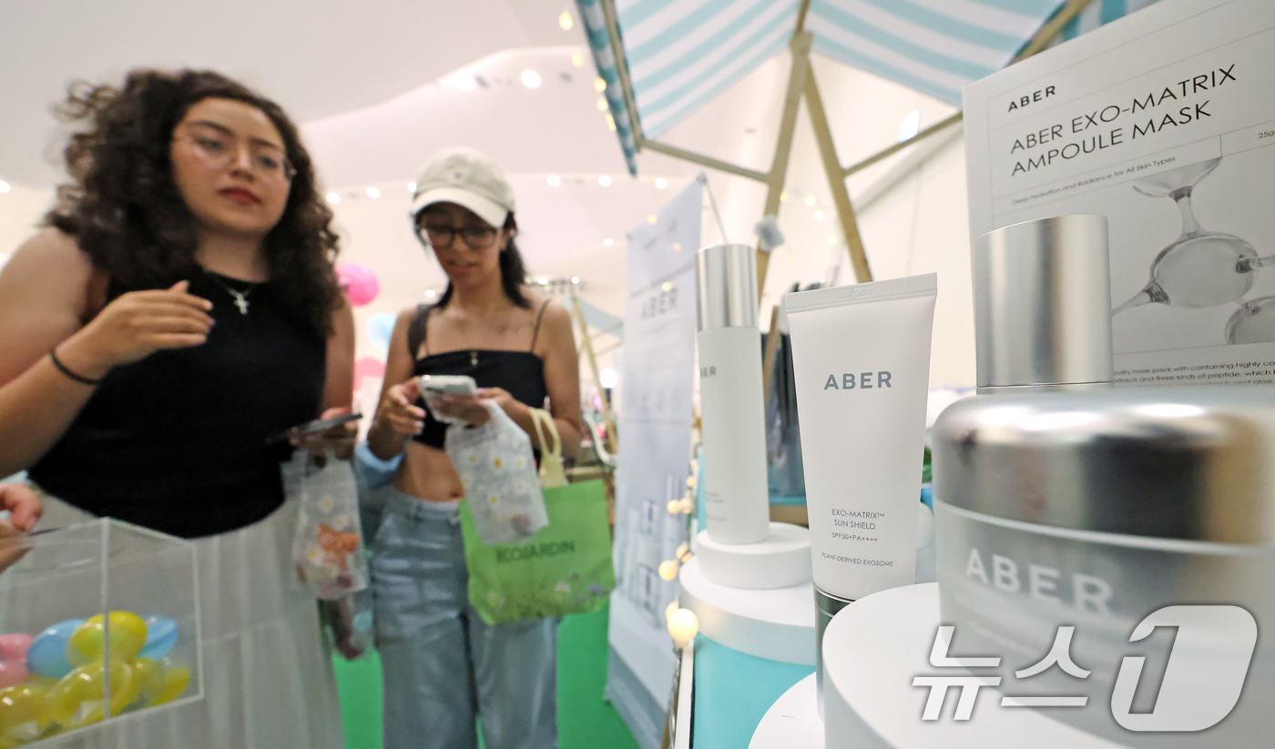 (서울=뉴스1) 장수영 기자 = 19일 오후 서울 중구 DDP에서 열린 2025 코리아뷰티페스티벌를 찾은 외국인 관광객들이 화장품 체험을 하고 있다. 2025.6.19/뉴스1