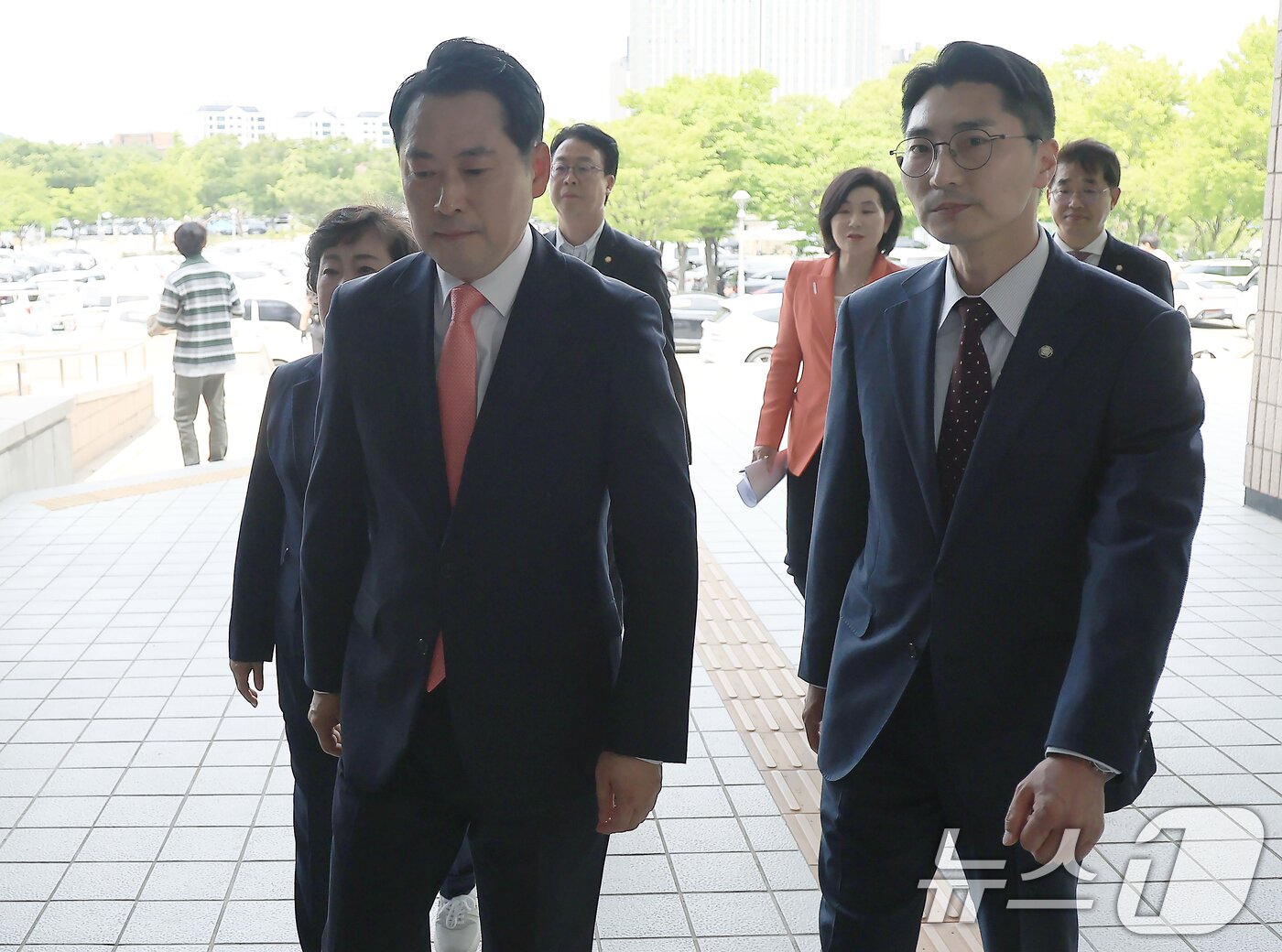 본문 이미지 - 국민의힘 국무총리 후보자 인사청문위원 및 법제사법위원회 조배숙&#40;왼쪽부터&#41;, 장동혁, 곽규택, 김희정, 박준태, 배준영 의원이 19일 오후 경기도 정부과천청사 법무부 출입국외국인정책본부로 김민석 국무총리 후보자 출입국 자료제출 거부 사유 확인 및 제출 촉구를 위해 들어가고 있다. 2025.6.19/뉴스1 ⓒ News1 박정호 기자